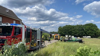 Feuerwehr Samtgemeinde Wathlingen: FW Wathlingen: PKW brennt unter Carport - Feuer droht auf das Gebäude überzugreifen