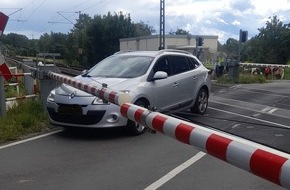 Polizeiinspektion Hildesheim: POL-HI: Heisede - Pannen-Pkw blockiert Bahnübergang