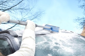 KUNGS: Mit Teleskop-Produkten erreichen Autofahrer beim Eiskratzen einfach mehr