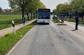 Polizei Mettmann: POL-ME: 73-jähriger Fußgänger von Linienbus erfasst und schwer verletzt - Erkrath - 2304080