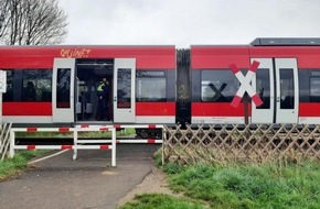 Bundespolizeidirektion Sankt Augustin: BPOL NRW: Mit Schutzengel: Senior überquert unbeschrankten Bahnübergang - Bundespolizei ermittelt nach Notbremsung