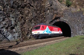 Coop Genossenschaft: Coop affrète une locomotive des CFF pour un tour de Suisse en 365 jours / Pro Montagna fête son dixième anniversaire