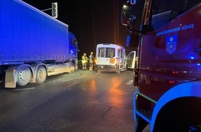 Freiwillige Feuerwehr Hünxe: FW Hünxe: Verkehrsunfall zwischen Lkw und Transporter - Eine verletzte Person