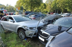 Kreispolizeibehörde Siegen-Wittgenstein: POL-SI: 39-Jähriger kommt mit Audi von Fahrbahn ab und beschädigt auf Pendlerparkplatz fünf Pkw - #polsiwi