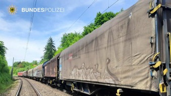 Bundespolizeidirektion München: Bundespolizeidirektion München: Festgefahrene Bremse am Güterzug: Großeinsatz wegen technischem Defekt