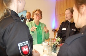 Polizeiakademie Niedersachsen: POL-AK NI: Antrittsbesuch von Ministerin Daniela Behrens bei der Polizeiakademie Niedersachsen - Virtual Reality und Abwehr- und Zugriffstechniken