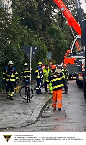 FW-M: Kran stürzt auf Wohnhäuser (Bogenhausen)