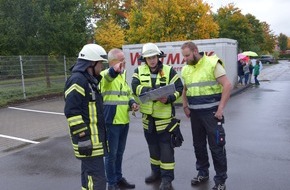 Feuerwehr Lennestadt: FW-OE: Jahresabschlussübung des Löschzugs 3 - Menschenrettung aus Industriebetrieb
