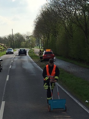 FW-KLE: Kilometerlange Ölspur führt zu Feuerwehreinsatz.