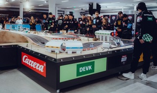 DEVK Versicherungen: DEVK präsentiert prominente Duelle auf digitaler Rennstrecke