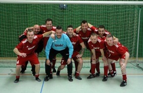 Feuerwehr Essen: FW-E: Feuerwehr Essen gewinnt die 18. Deutsche Hallenfußball-Meisterschaft (Ü40) der Berufsfeuerwehren 2013