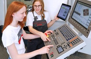 Brose Fahrzeugteile SE & Co. KG, Coburg: Presseinformation: Girls' Day 2018: Technik zum Anfassen und Ausprobieren bei Brose