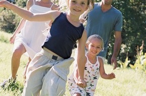DJH - Deutsches Jugendherbergswerk: Familienurlaub 2005: Von der "Reise" ins Mittelalter bis zum Natur- und Umweltcamp / Die neue Familienbroschüre "Ferien & Freizeiten 2005" ist ab jetzt erhältlich
