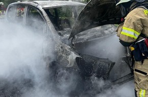 Freiwillige Feuerwehr Lehrte: FW Lehrte: Abgestellter PKW geht in Flammen auf