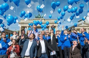 Gesellschaft für Freiheitsrechte: "ES LEBE DIE FREIHEIT!" - Geburtstagsfeier für das Grundgesetz am Brandenburger Tor: Die Gesellschaft für Freiheitsrechte feiert in Berlin 70 Jahre Menschenwürdegarantie und Grundrechte