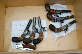 Polizei Düsseldorf: POL-D: Fotos zur heutigen Pressekonferenz Teil 2