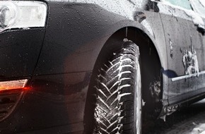 HUK-COBURG: Rutschfeste Winterschuhe für das Auto / Fehlende Winterreifen können in der Kfz-Versicherung eine Rolle spielen (FOTO)