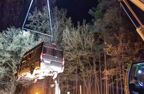 Polizeiinspektion Heidekreis: POL-HK: Schwarmstedt: Wohnungseinbruch; Walsrode: Überholmanöver endet am Baum (FOTO)