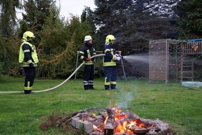 FW Flotwedel: Holzstapelbrand nach Lagerfeuer - Ortsfeuerwehr Oppershausen probt den Ernstfall