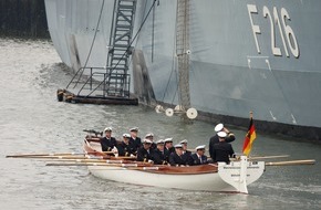 Presse- und Informationszentrum Marine: Deutsche Marine - Bilder der Woche: Der "Alte" lässt sich abpullen