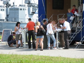 Deutsche Marine - Bilder der Woche: Die Marine lädt ein - beim &quot;Tag des offenen Stützpunkts&quot; gibt es viel zu bestaunen