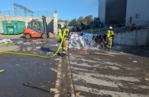 Feuerwehr Voerde: FW Voerde: Gewerbebrand in Voerder Entsorgungsbetrieb