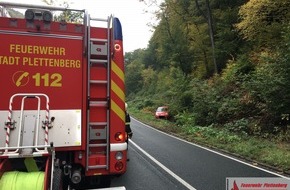 Feuerwehr Plettenberg: FW-PL: OT-Solmbecke/K8. PKW kommt bei Alleinunfall von Fahrbahn ab. Fahrerin wird leicht verletzt.