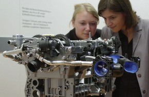 Daimler AG: Mercedes-Benz kombiniert die Benzin-Direkteinspritzung erstmals mit
Kompressor-Aufladung und Lanchester-Ausgleich
