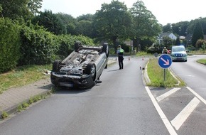 Polizei Rheinisch-Bergischer Kreis: POL-RBK: Wermelskirchen - Zwei Personen bei Verkehrsunfall leicht verletzt