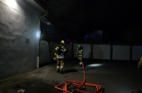 Feuerwehr Paderborn: FW Paderborn: Unklare Rauchentwicklung stellte sich als Brand einer Garage heraus