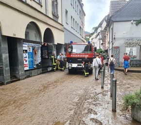 FW-PB: 350 Feuerwehrleute aus Ostwestfalen im Hilfseinsatz im Hochwassergebiet