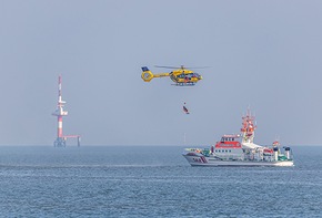 ADAC Luftrettung trainiert Windenrettung in Friesland / Flugmanöver zur Rettung aus Lebensgefahr vom 12. bis 23. April 2021 / Spezialeinsätze auf offener See, am Außenhafen Hooksiel und am Hooksmeer