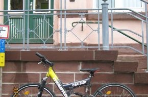 Polizeiinspektion Hameln-Pyrmont/Holzminden: POL-HOL: Nach Fundsache in Stadtoldendorf - Linnenkämper Straße 26: Polizei sucht Eigentümer des Trekkingrades - Fahrrad war vermutlich zuvor gestohlen worden -
