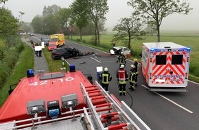 Polizeiinspektion Wilhelmshaven/Friesland: POL-WHV: Schwerer Verkehrsunfall in Sande - beide Fahrzeugführer schwer verletzt - Fahrbahn musste für zwei Stunden vollgesperrt werden (2 FOTOS) - Polizei sucht einen schwarzen Audi und Zeugen