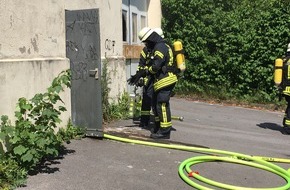 Feuerwehr Haan: FW-HAAN: Feuer in leerstehender Halle an der Feldstraße