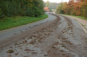 Polizeiinspektion Nienburg / Schaumburg: POL-STH: Gefahr durch Straßenverschmutzung ! Warnung der Polizei an alle Verkehrsteilnehmer