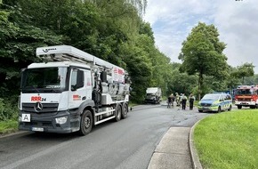 Freiwillige Feuerwehr Hünxe: FW Hünxe: Transporter brennt auf Rastplatz - Ersthelfer löschen mit Lkw