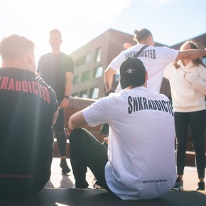 SNKRADDICTED präsentiert erste Modekollektion für Sneaker-Fans