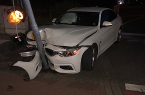 Polizei Duisburg: POL-DU: Betrunkener Autofahrer kollidiert mit Ampelmast