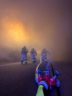 FW-PL: Fahrzeugbrand im Hestenbergtunnel nach schwerem Verkehrsunfall. Feuerwehr rettet drei Personen.