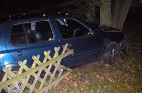 Polizeiinspektion Hameln-Pyrmont/Holzminden: POL-HM: Verkehrsunfall: alkoholisierter Jugendlicher ohne Führerschein durchbricht Zaun und prallt gegen Baum