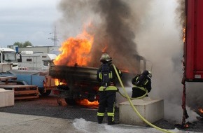 Polizeipräsidium Hamm: POL-HAM: Nutzfahrzeuge brennen - etwa 30.000 Euro Schaden