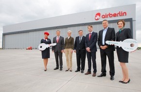 Air Berlin PLC: Schlüsselübergabe am BER: Wartungshangar in Betrieb genommen / airberlin und Germania nutzen größten Technikneubau zur Flugzeugwartung (BILD)
