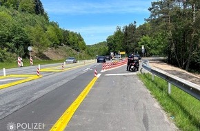 Polizeipräsidium Westpfalz: POL-PPWP: Rollerfahrer stürzt und wird eingeklemmt