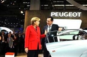 Peugeot Deutschland GmbH: Peugeot auf der IAA 2009 / Bundeskanzlerin informiert sich über Peugeot-Projekt "BB1"
