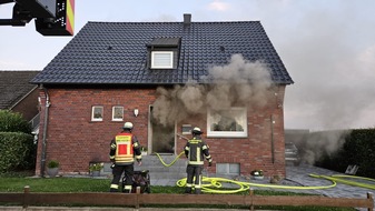 FW-WRN: FEUER_3 - Vollalarm - vermutlich Kellerbrand nach Trocknerdefekt