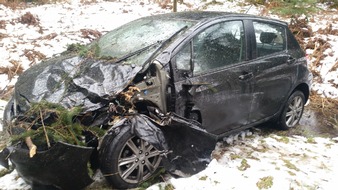 Polizeiinspektion Northeim: POL-NOM: Baum stürzt auf Auto, Fahrer leicht verletzt