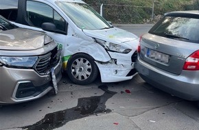Polizei Hagen: POL-HA: Kollision mit Gegenverkehr - Unfall mit drei leichtverletzten Personen