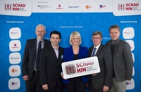 SCHAU HIN! Was Dein Kind mit Medien macht.: Zeit, sich einzuschalten! / "SCHAU HIN!"-Forum diskutierte das Menschenbild in den Medien und dessen Einfluss auf Kinder und Jugendliche anlässlich des zehnjährigen Bestehens der Initiative (FOTO)