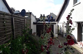 Feuerwehr Bochum: FW-BO: Brand im Dachbereich bei enger Bebauung: Besonnenes Eingreifen von Dachdecker und Anwohner verhindert schlimmeres